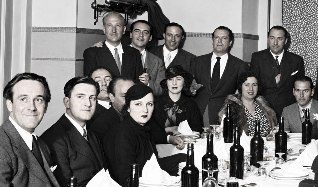 Escritores e intelectuales de la Generación del 27 reunidos en una cena, fotografía de época