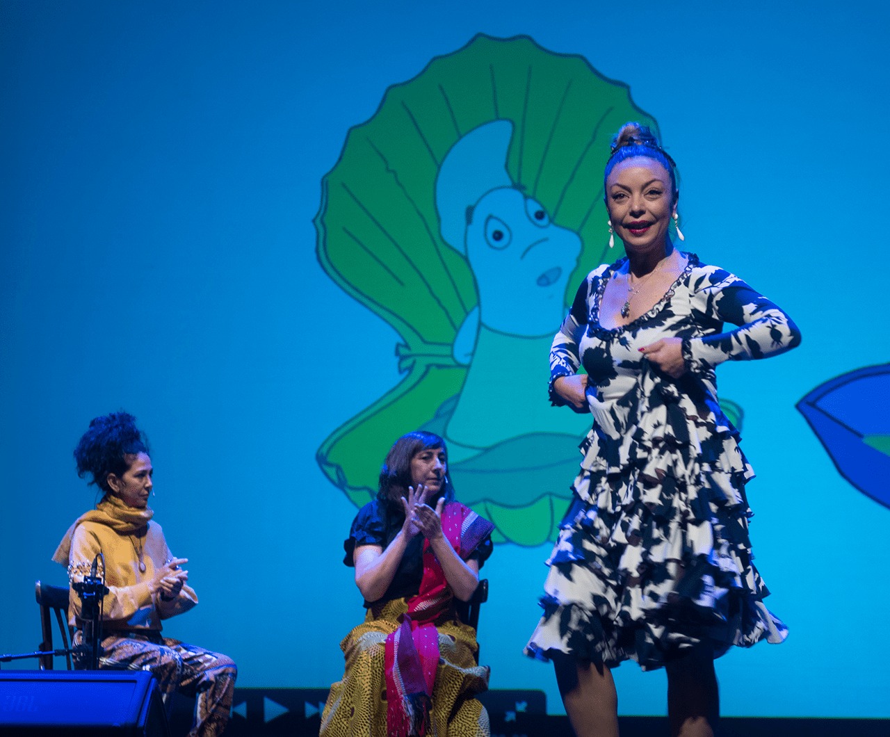 Bailaora y proyección de Quillolandia en el espectáculo flamenco para niños Flamenco Kids