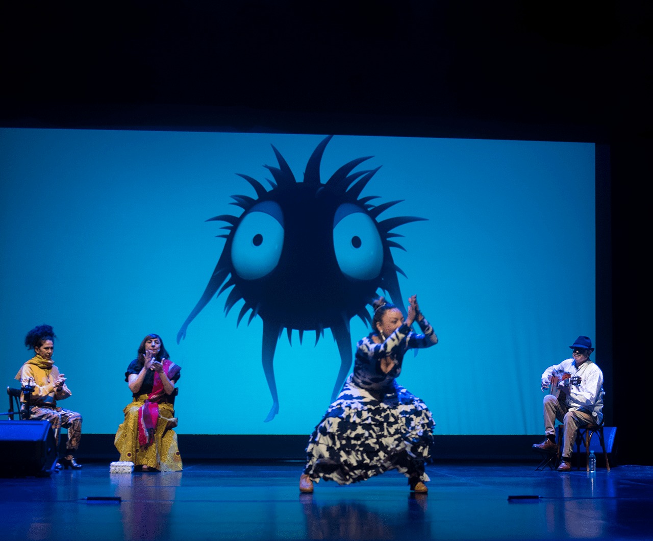 Baile flamenco ante una proyección de Quillolandia en Flamenco Kids, espectáculo flamenco para niños