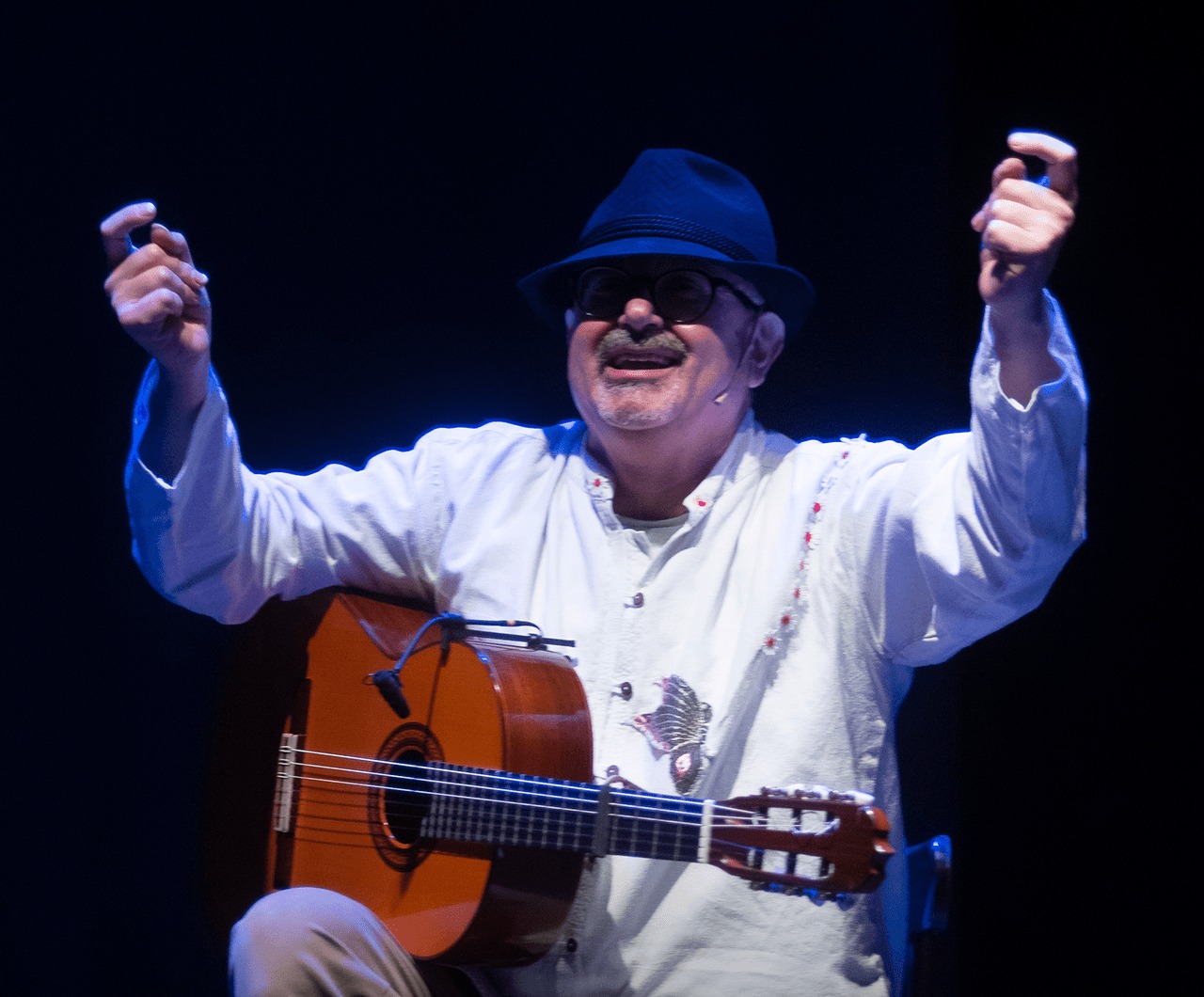 José Luis Montón con guitarra flamenca en Flamenco Kids, espectáculo flamenco para niños